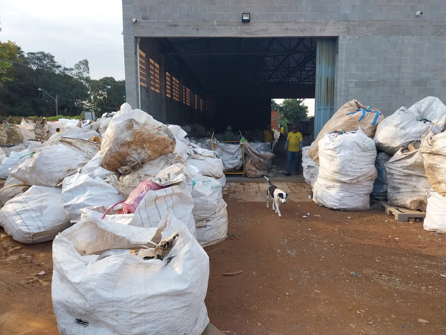 Bags de material recebido no pátio da cooperativa