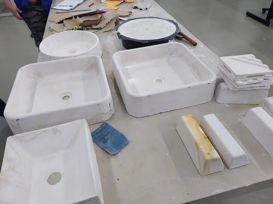 Cubas de vidro reciclado prontas sobre a bancada